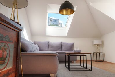 Helles Dachgeschoss-Wohnzimmer mit Burgblick – 2-Zimmer Wohnung, Kurzzeitmiete & Wohnen auf Zeit für 1 bis 6 Monate in Salzburg