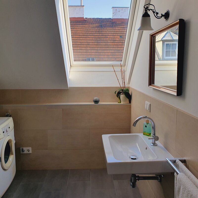 Bad neben Schlafzimmer