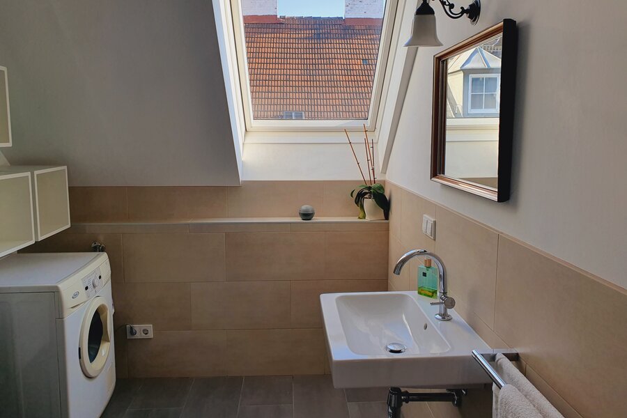 Bad neben Schlafzimmer