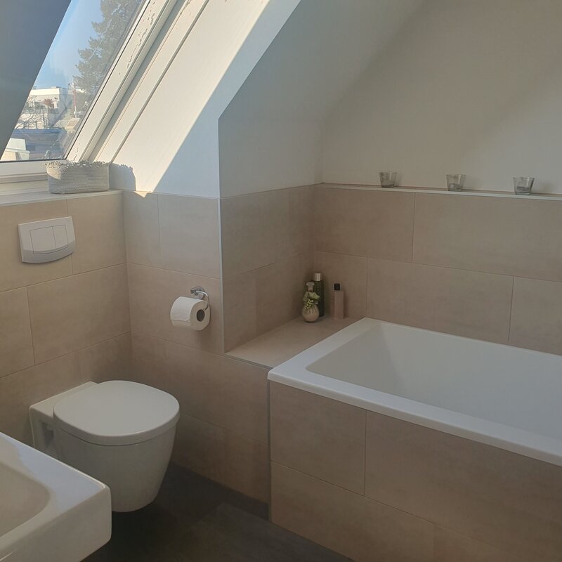 2. bathroom upstairs
