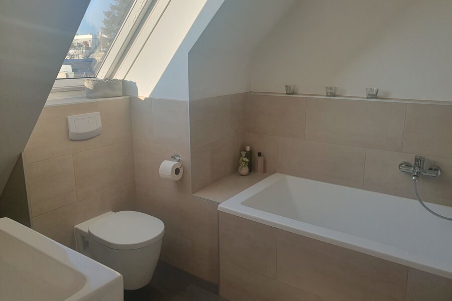 2. bathroom upstairs