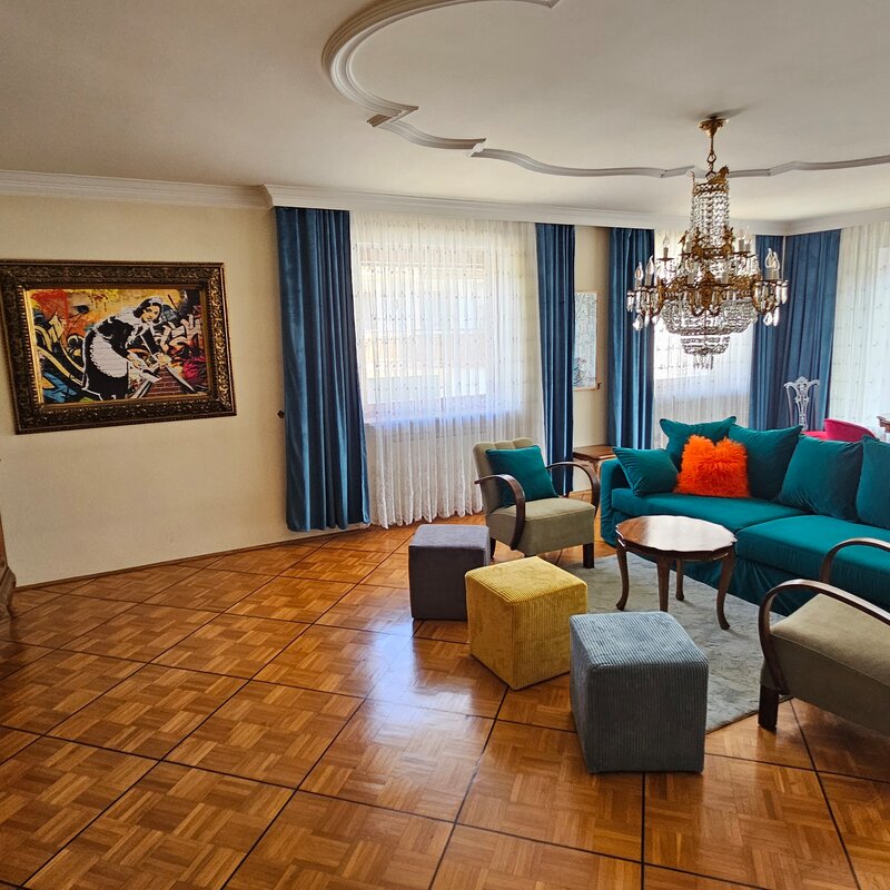 Elegantes Wohnzimmer mit Kronleuchter & Parkettboden – Haus Kurzzeitmiete Wals, 1 bis 6 Monate