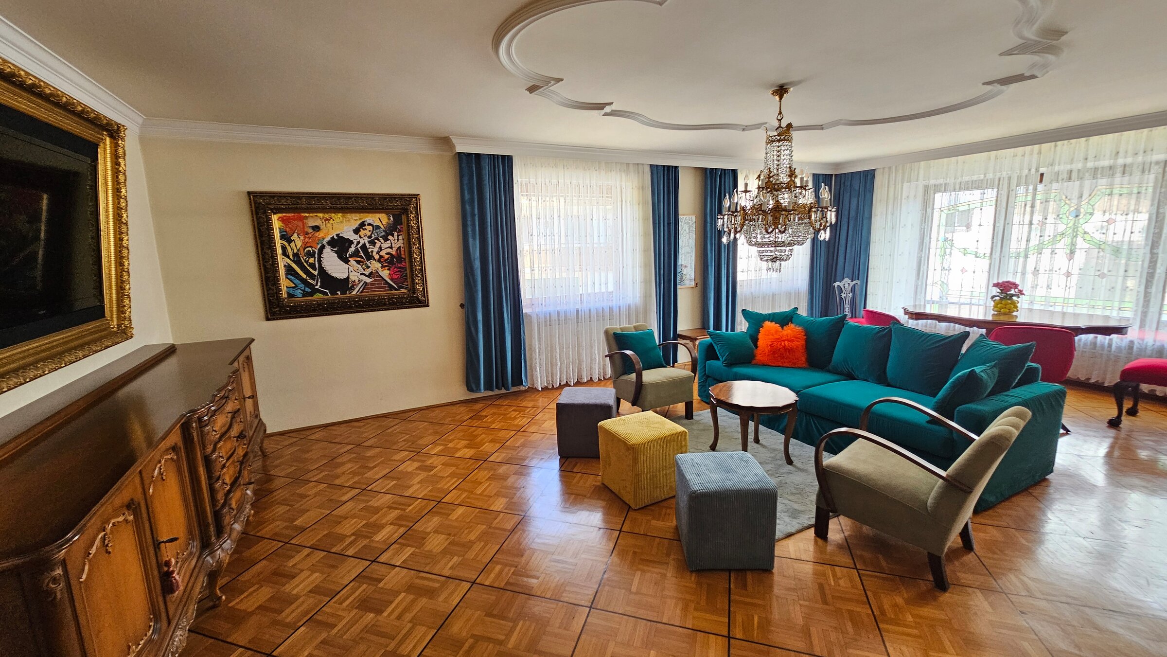 Elegantes Wohnzimmer mit Kronleuchter & Parkettboden – Haus Kurzzeitmiete Wals, 1 bis 6 Monate