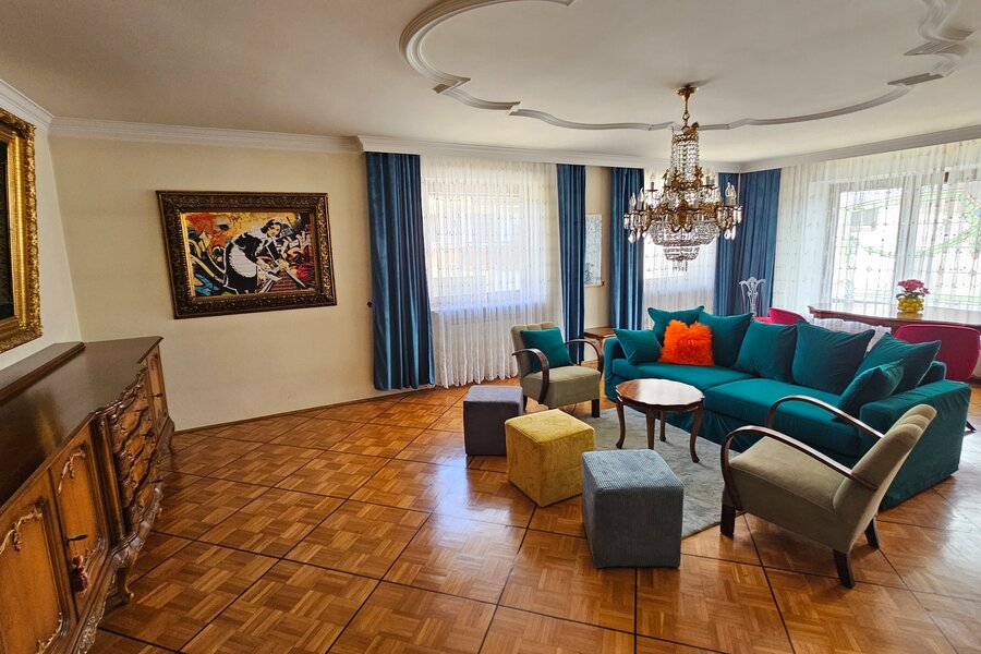 Elegantes Wohnzimmer mit Kronleuchter & Parkettboden – Haus Kurzzeitmiete Wals, 1 bis 6 Monate
