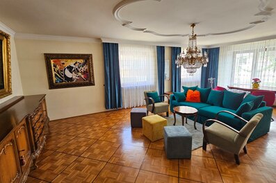 Elegantes Wohnzimmer mit Kronleuchter & Parkettboden – Haus Kurzzeitmiete Wals, 1 bis 6 Monate
