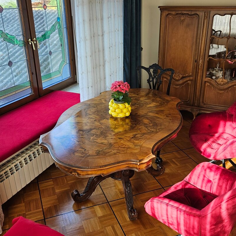 the living room with dining table | © Dining & working