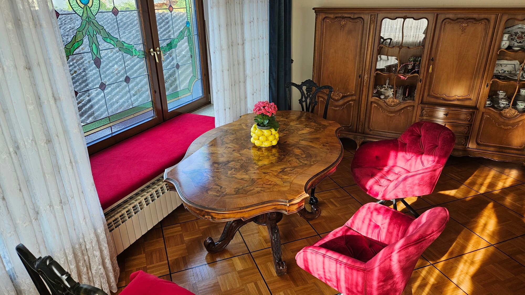 the living room with dining table | © Dining & working