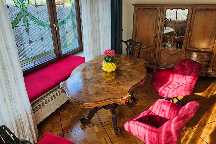 the living room with dining table | © Dining & working