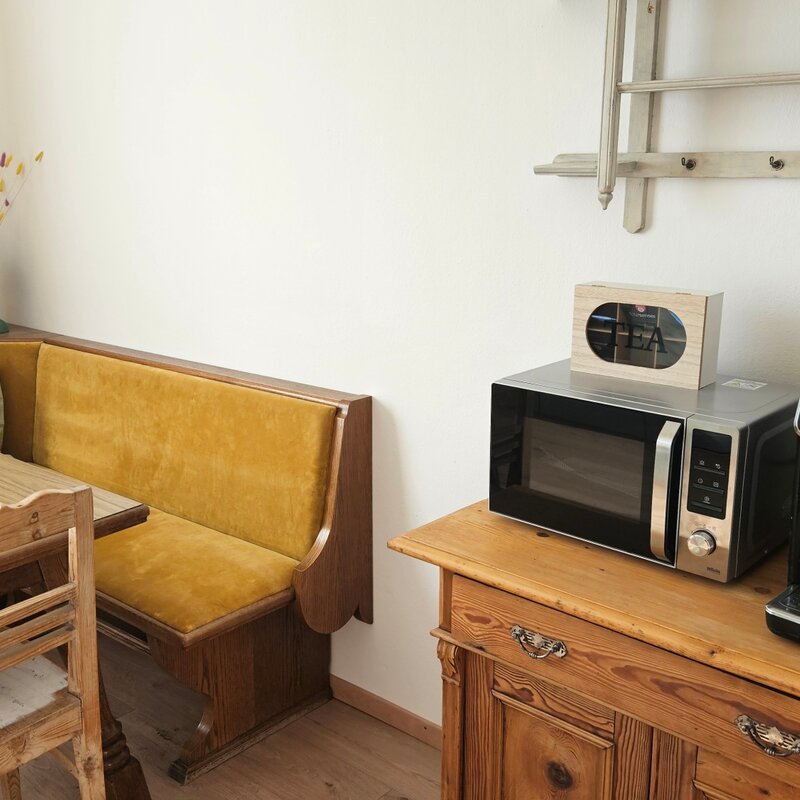 Mikrowelle und Kaffeemaschine vorhanden
