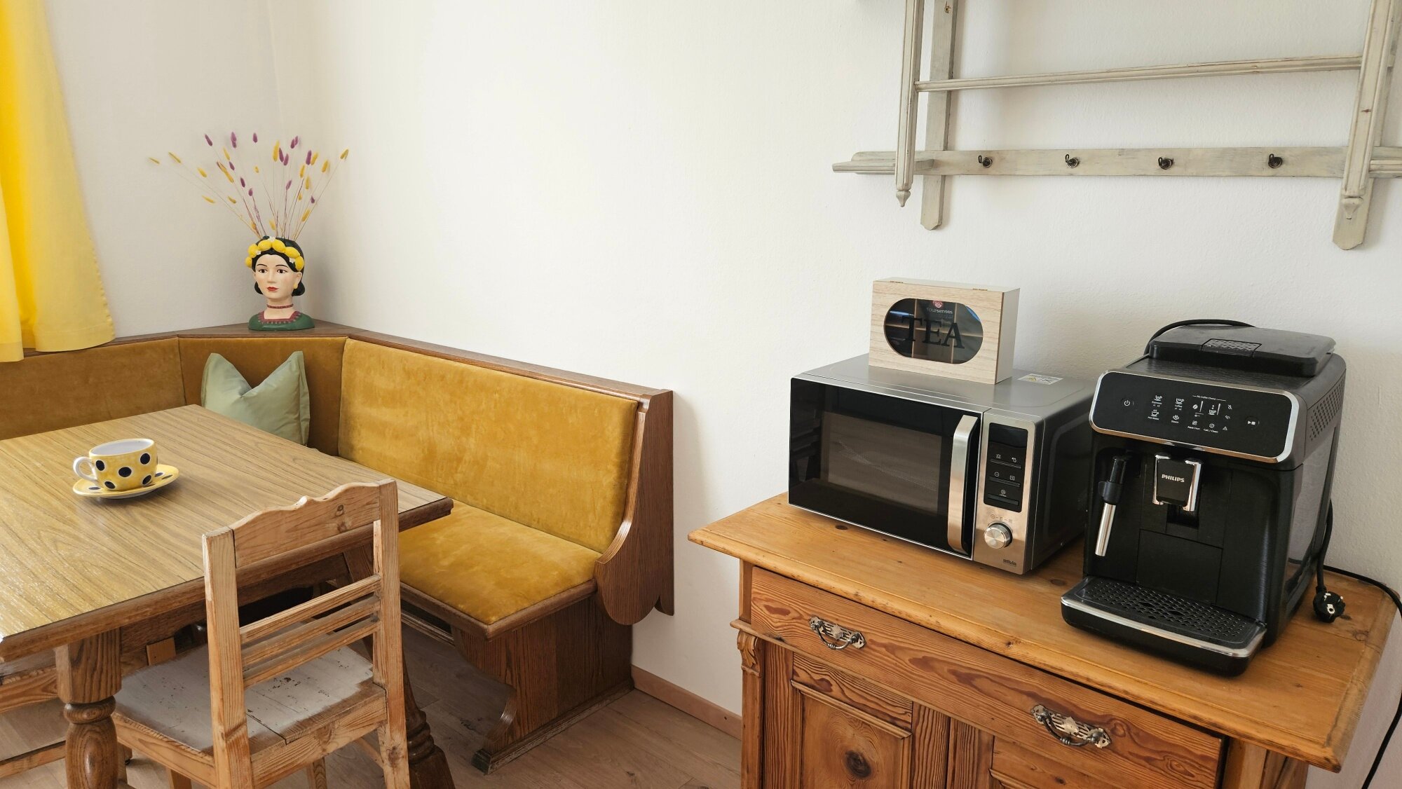 Mikrowelle und Kaffeemaschine vorhanden