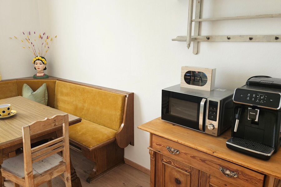 Mikrowelle und Kaffeemaschine vorhanden