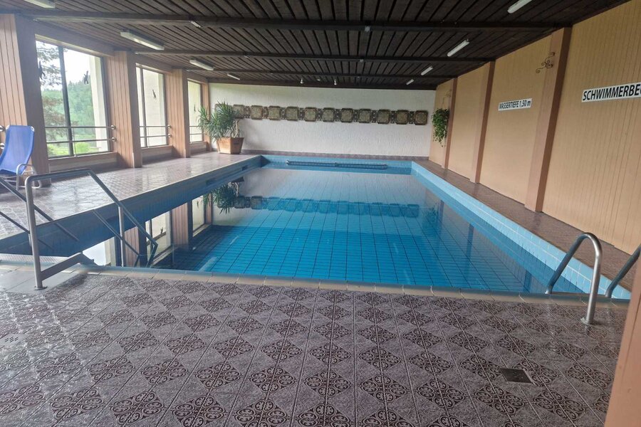 Swimmingpool in house
