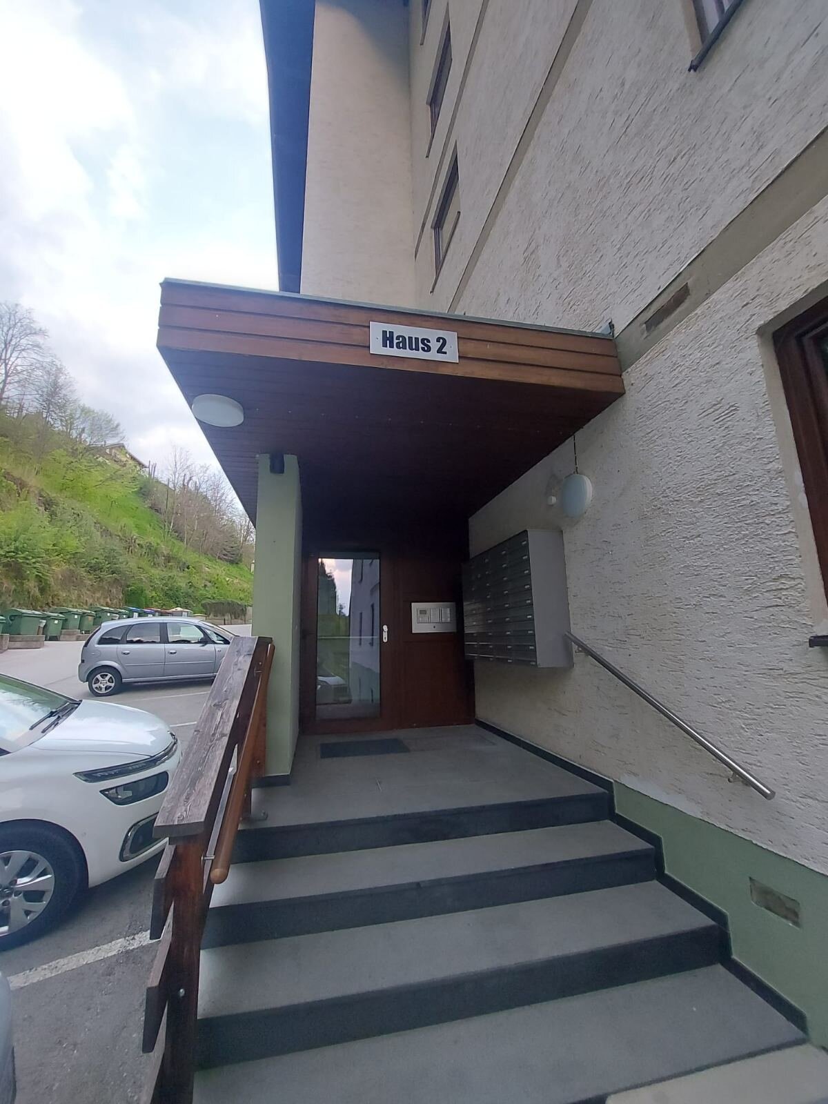 Parklätzr und Eingang