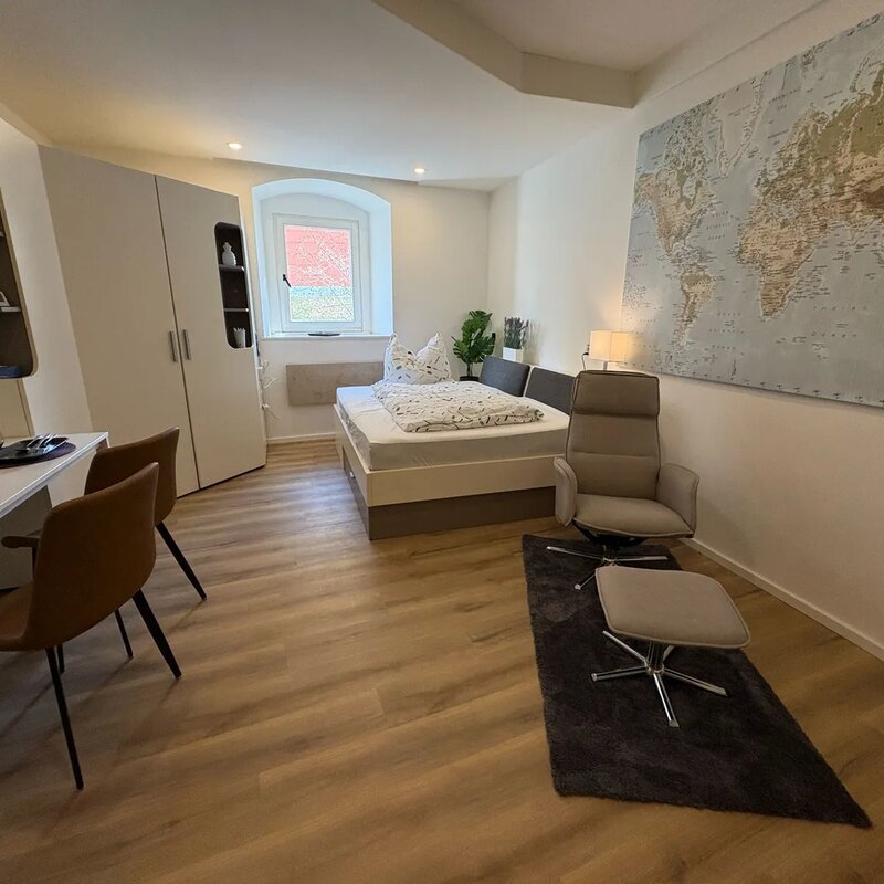 Möbliertes 1-Zimmer Apartment mit Weltkarte, Bett & Essbereich – Kurzzeitmiete & Wohnen auf Zeit für 1 bis 6 Monate in Enns