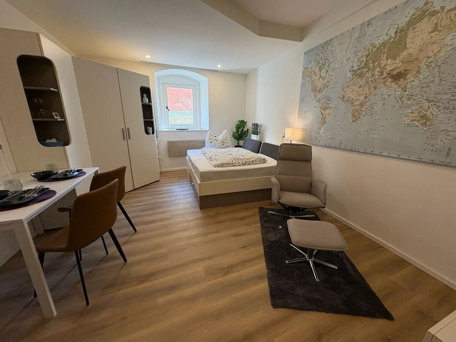Möbliertes 1-Zimmer Apartment mit Weltkarte, Bett & Essbereich – Kurzzeitmiete & Wohnen auf Zeit für 1 bis 6 Monate in Enns