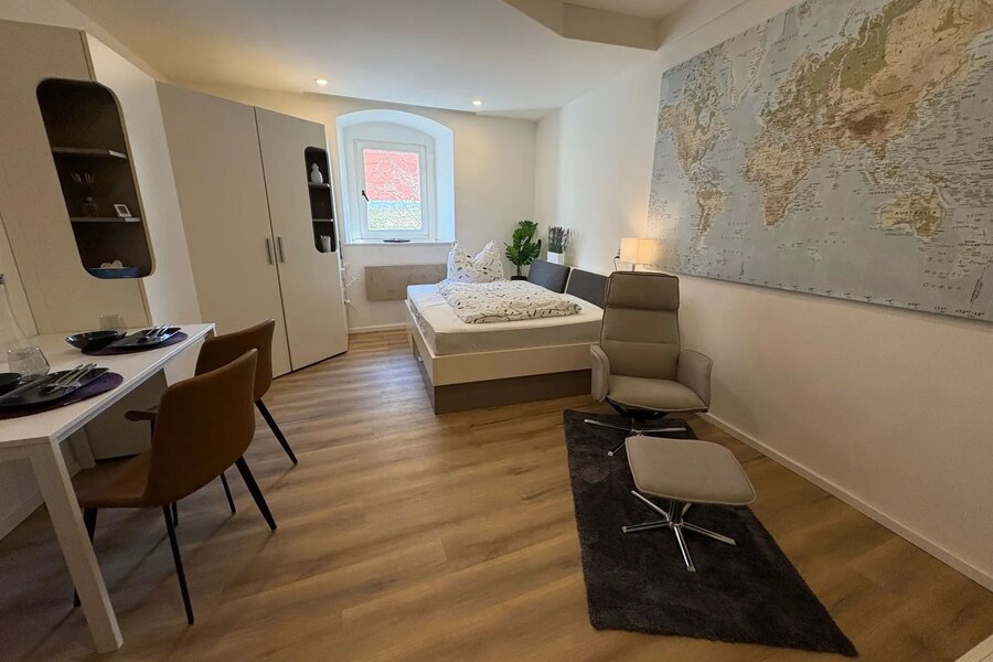 Möbliertes 1-Zimmer Apartment mit Weltkarte, Bett & Essbereich – Kurzzeitmiete & Wohnen auf Zeit für 1 bis 6 Monate in Enns