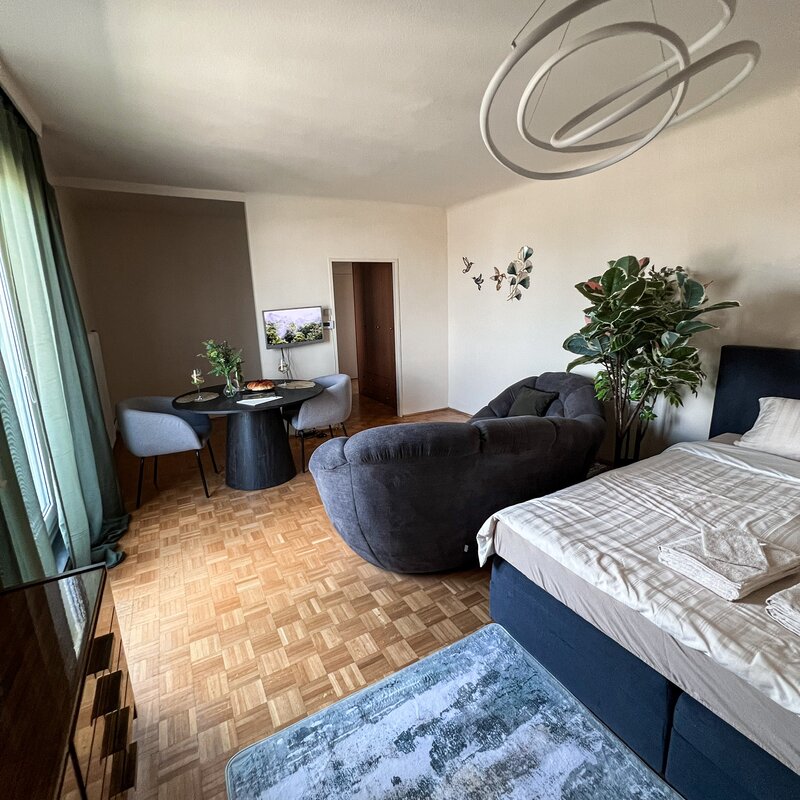Bright 1-room apartment with parquet & designer furniture – short-term rental Vienna, temporary housing for 1 to 6 months.
