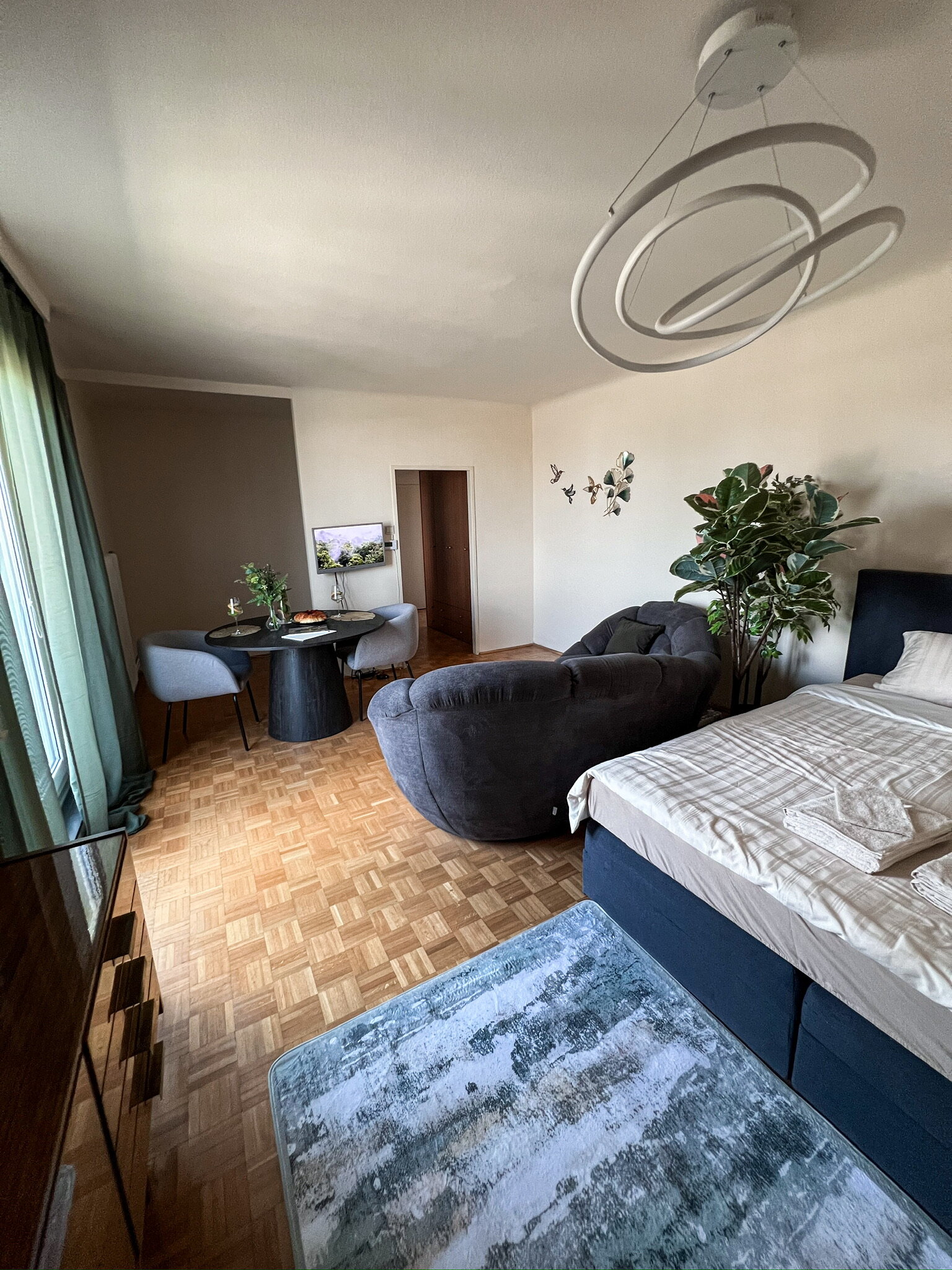 Bright 1-room apartment with parquet & designer furniture – short-term rental Vienna, temporary housing for 1 to 6 months.