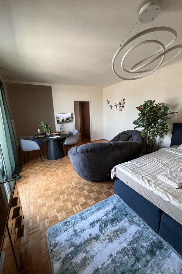 Bright 1-room apartment with parquet & designer furniture – short-term rental Vienna, temporary housing for 1 to 6 months.