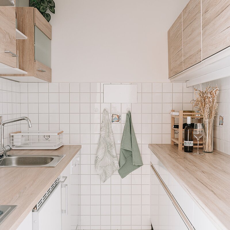 Ausgestattet mit Herd, Kühlschrank mit Eisfach, Mikrowelle, Toaster, Wasserkocher, Geschirrspüler und Kaffeemaschine 