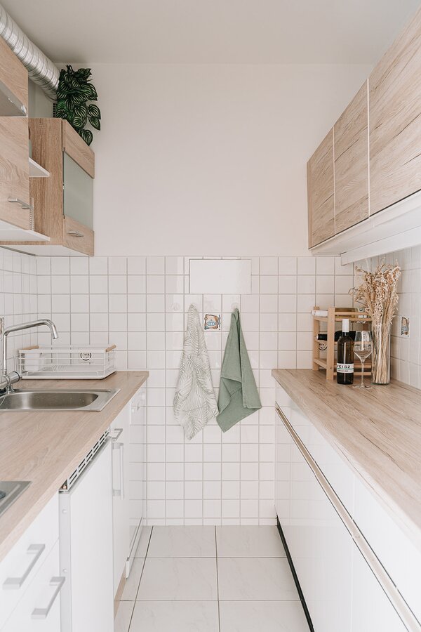 Ausgestattet mit Herd, Kühlschrank mit Eisfach, Mikrowelle, Toaster, Wasserkocher, Geschirrspüler und Kaffeemaschine 