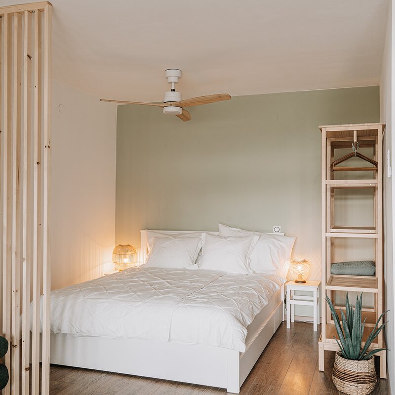 Bettgröße 160x200. Über dem Bett ist ein Licht mit integriertem Ventilator 