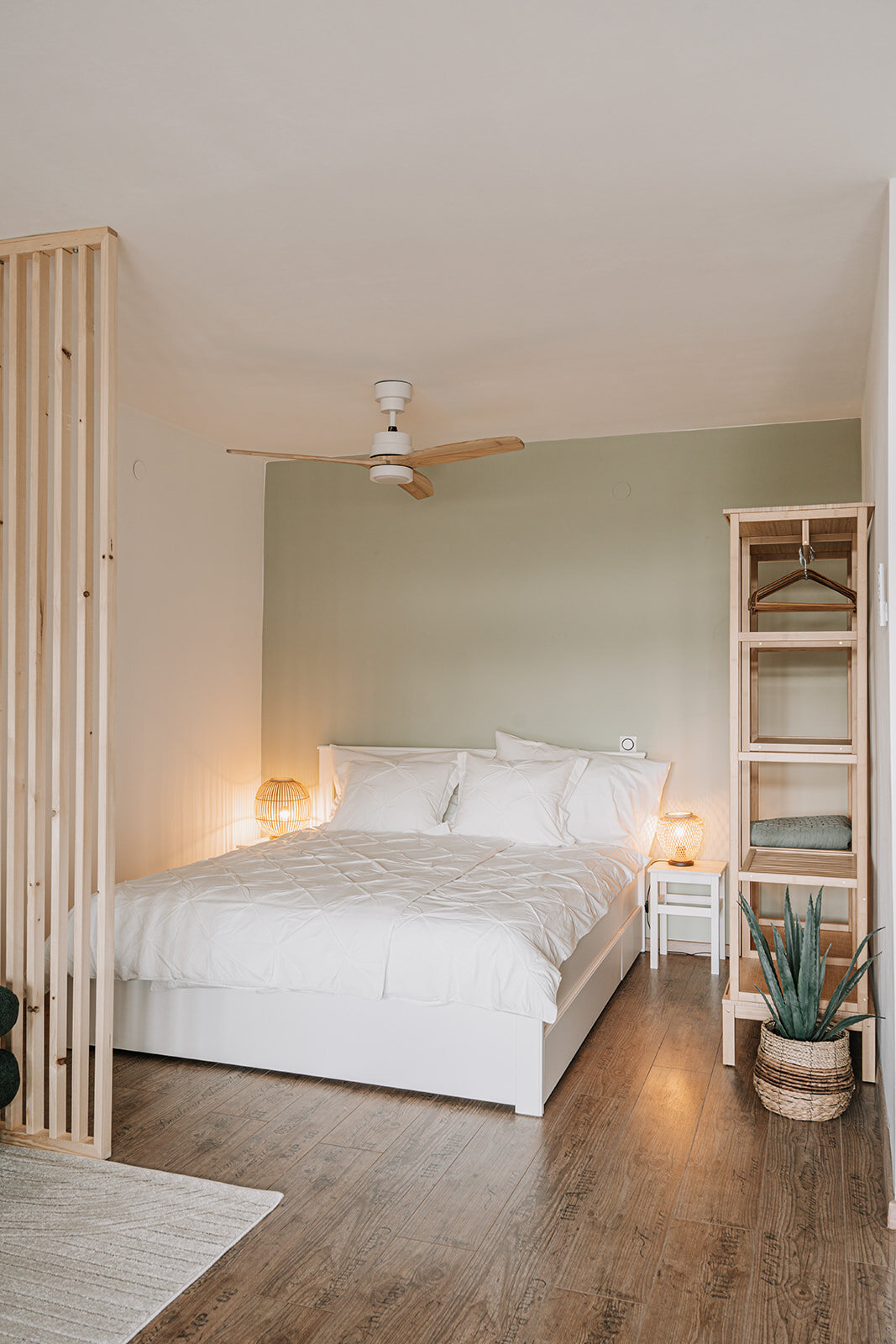 Bettgröße 160x200. Über dem Bett ist ein Licht mit integriertem Ventilator 