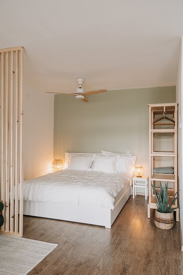 Bettgröße 160x200. Über dem Bett ist ein Licht mit integriertem Ventilator 