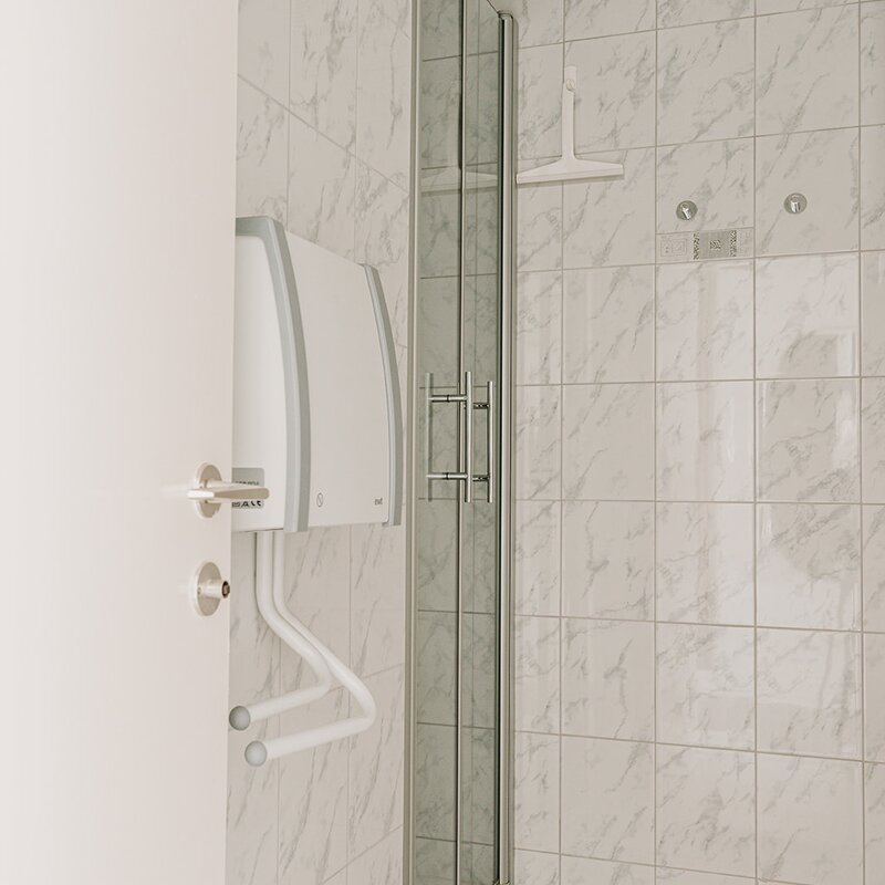 Im Badezimmer finden Sie eine Dusche 