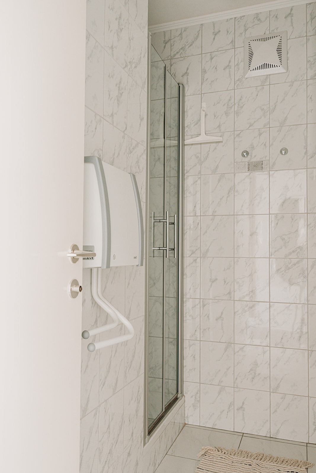 Im Badezimmer finden Sie eine Dusche 