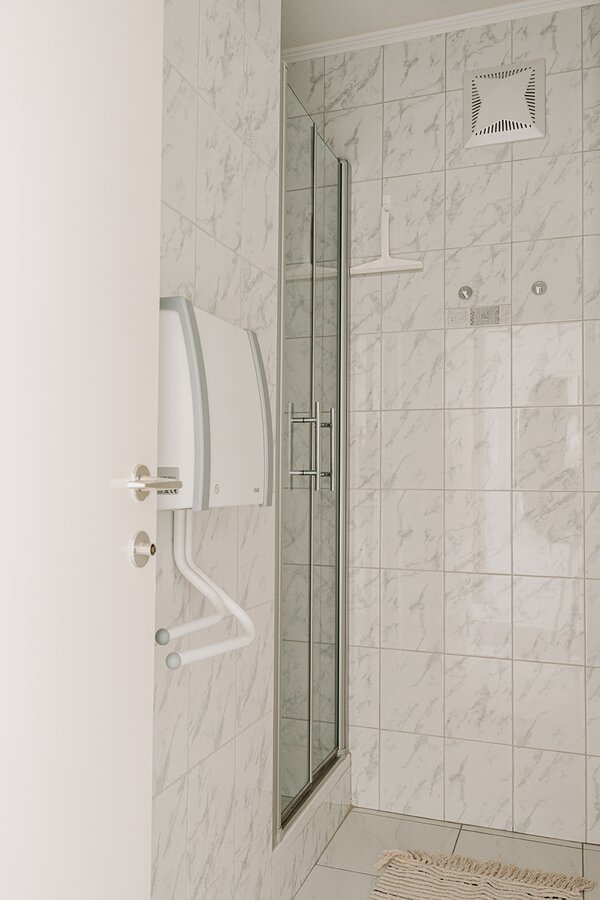 Im Badezimmer finden Sie eine Dusche 
