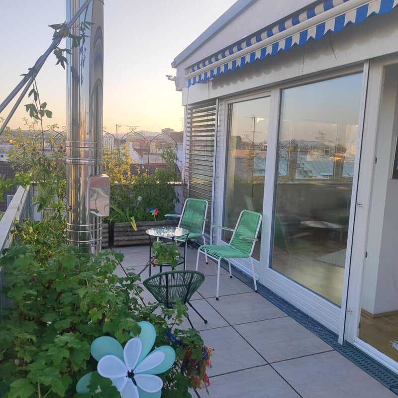 Sunny rooftop terrace with city views: 3-room apartment for short-term rental & temporary housing for 1 to 6 months in Vienna