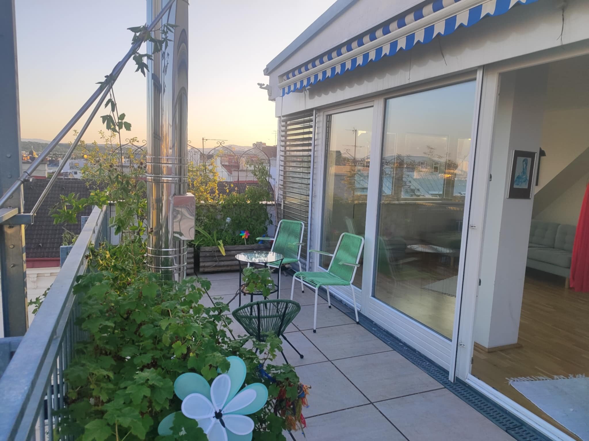 Sunny rooftop terrace with city views: 3-room apartment for short-term rental & temporary housing for 1 to 6 months in Vienna