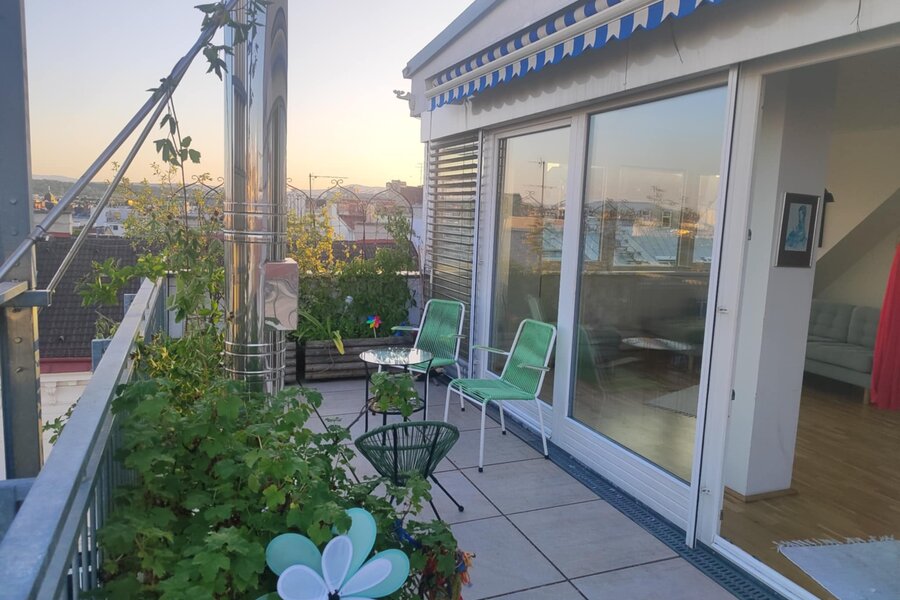Sunny rooftop terrace with city views: 3-room apartment for short-term rental & temporary housing for 1 to 6 months in Vienna