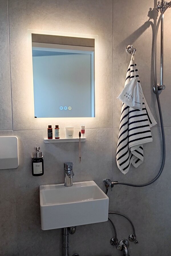 Badezimmer mit Dusche 