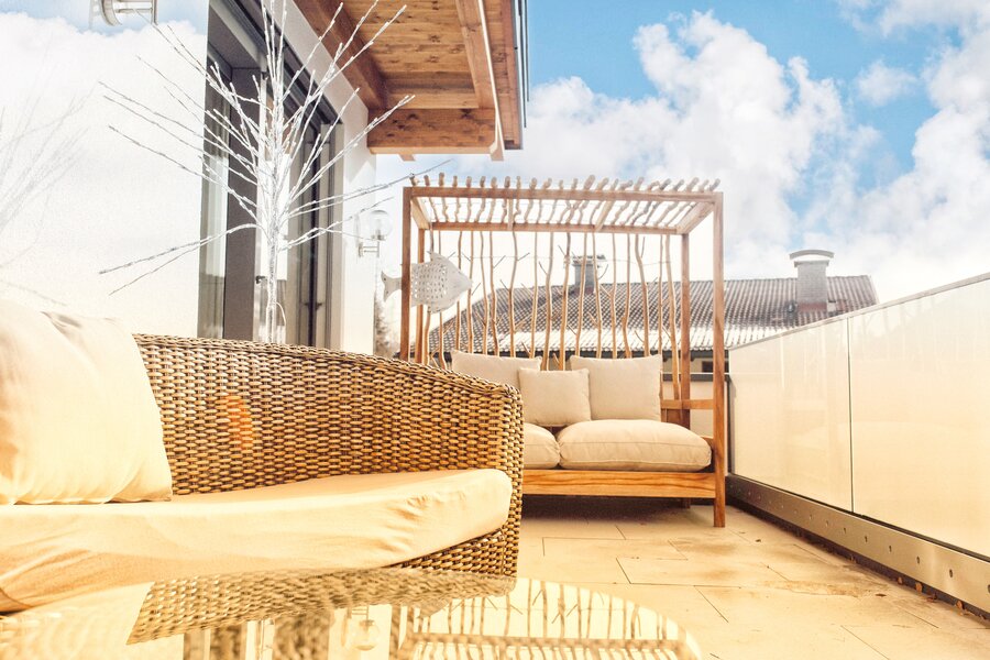 Sonnenterrasse mit Loungemöbel | © Seebrise am Achensee