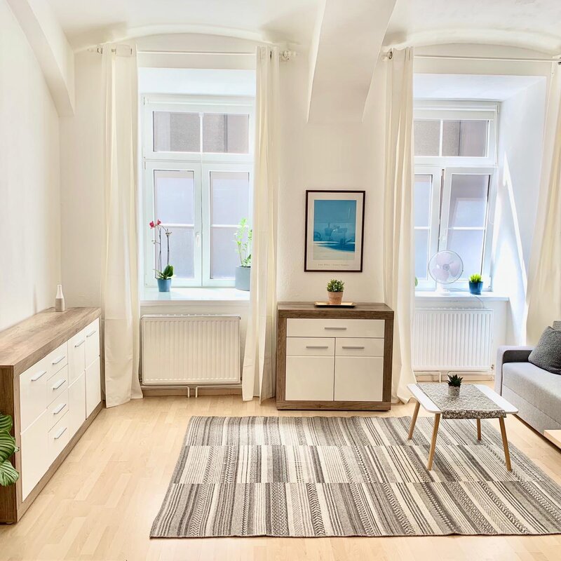 Helles Wohnzimmer mit modernem Mobiliar – 2-Zimmer Wohnung zur Kurzzeitmiete & Wohnen auf Zeit für 1 bis 6 Monate in Wien