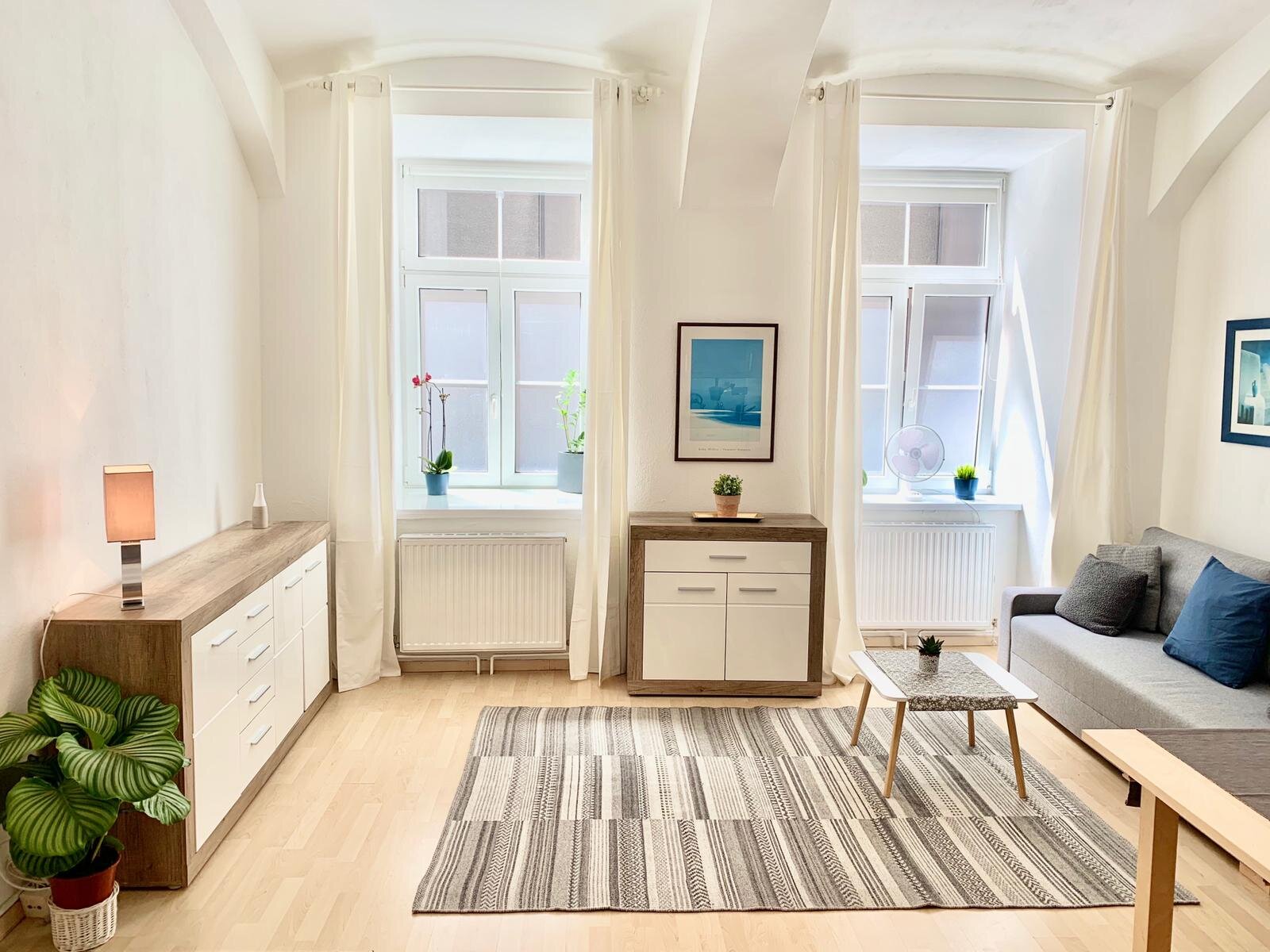 Helles Wohnzimmer mit modernem Mobiliar – 2-Zimmer Wohnung zur Kurzzeitmiete & Wohnen auf Zeit für 1 bis 6 Monate in Wien