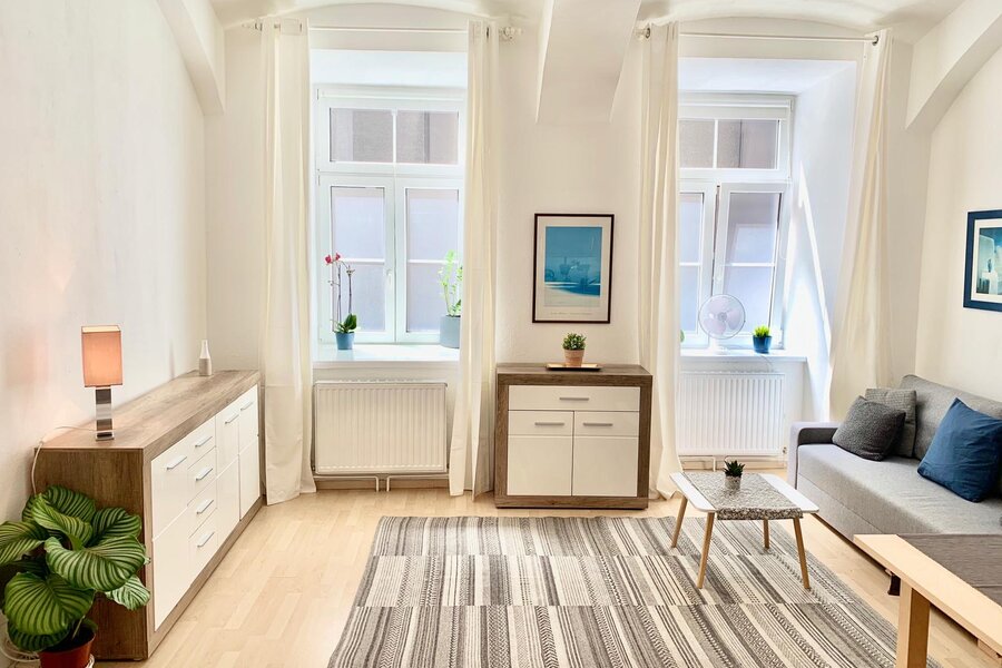 Helles Wohnzimmer mit modernem Mobiliar – 2-Zimmer Wohnung zur Kurzzeitmiete & Wohnen auf Zeit für 1 bis 6 Monate in Wien