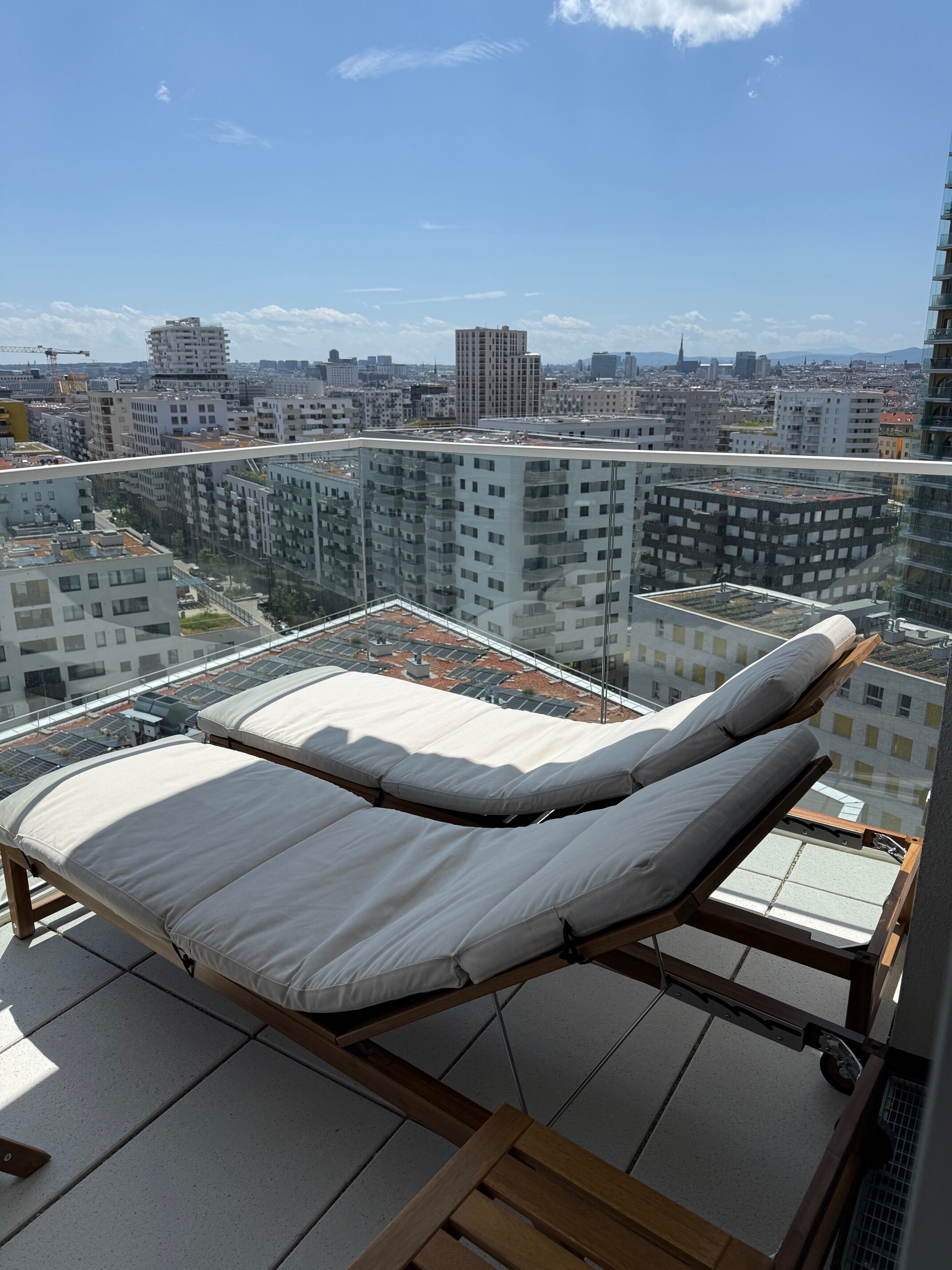Sonnige Dachterrasse mit Stadtblick – 2-Zimmer-Wohnung, Kurzzeitmiete & Wohnen auf Zeit für 1 bis 6 Monate in Wien