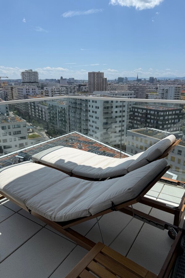 Sonnige Dachterrasse mit Stadtblick – 2-Zimmer-Wohnung, Kurzzeitmiete & Wohnen auf Zeit für 1 bis 6 Monate in Wien