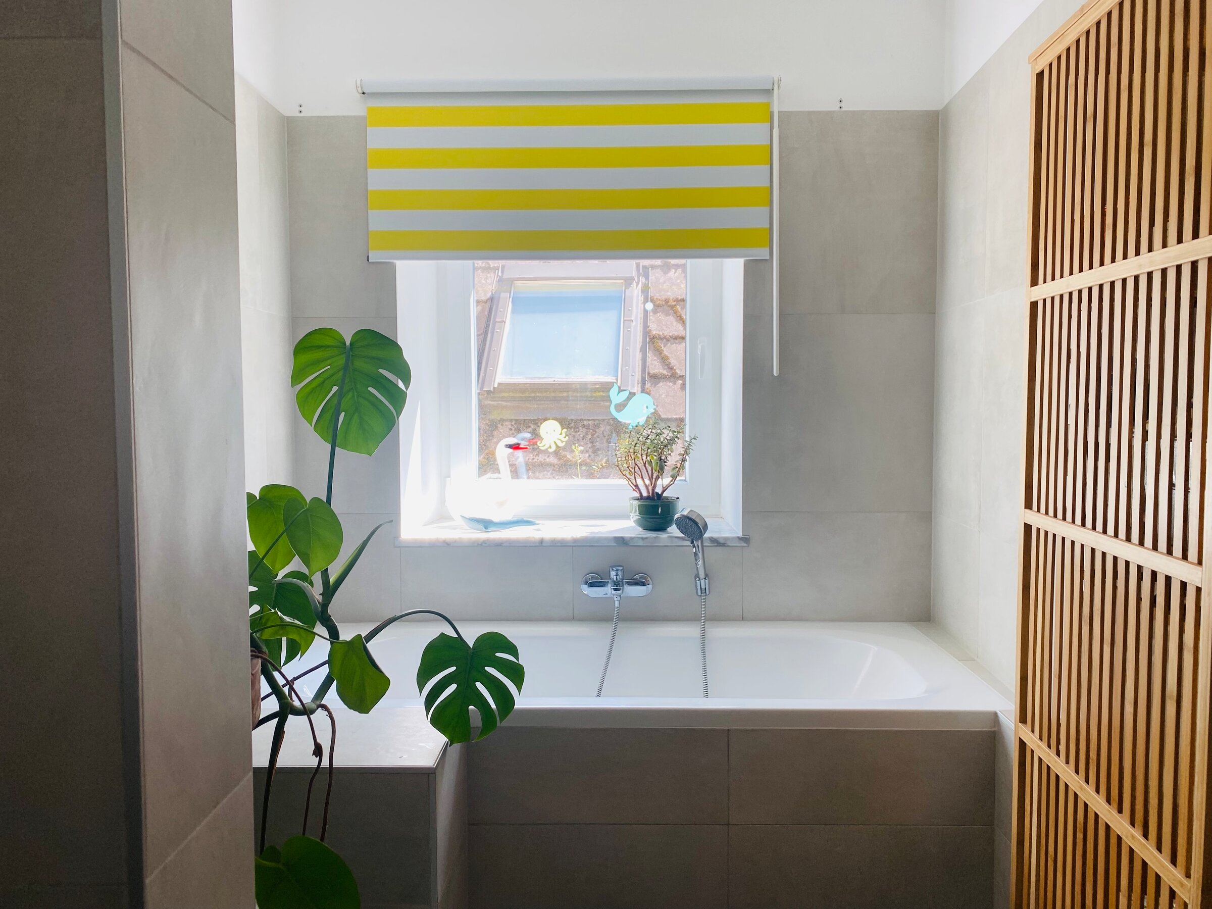 Bad mit Badewanne, Dusche & Waschmaschine | © Birgit Koblinger