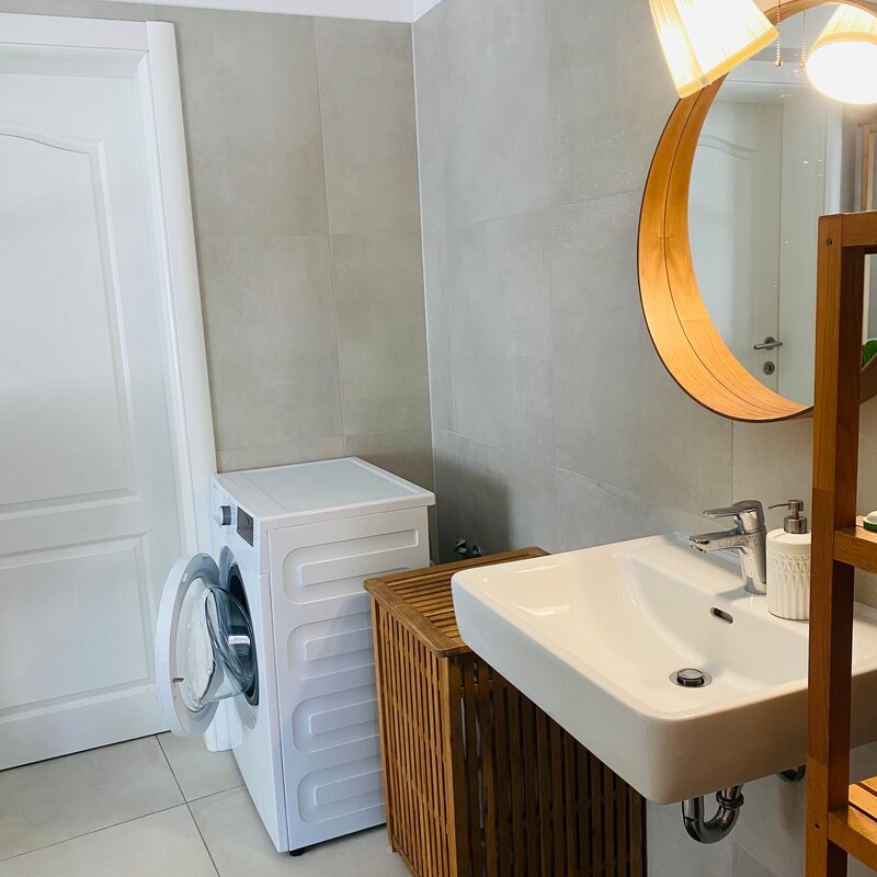 Bad mit Badewanne, Dusche & Waschmaschine | © Birgit Koblinger