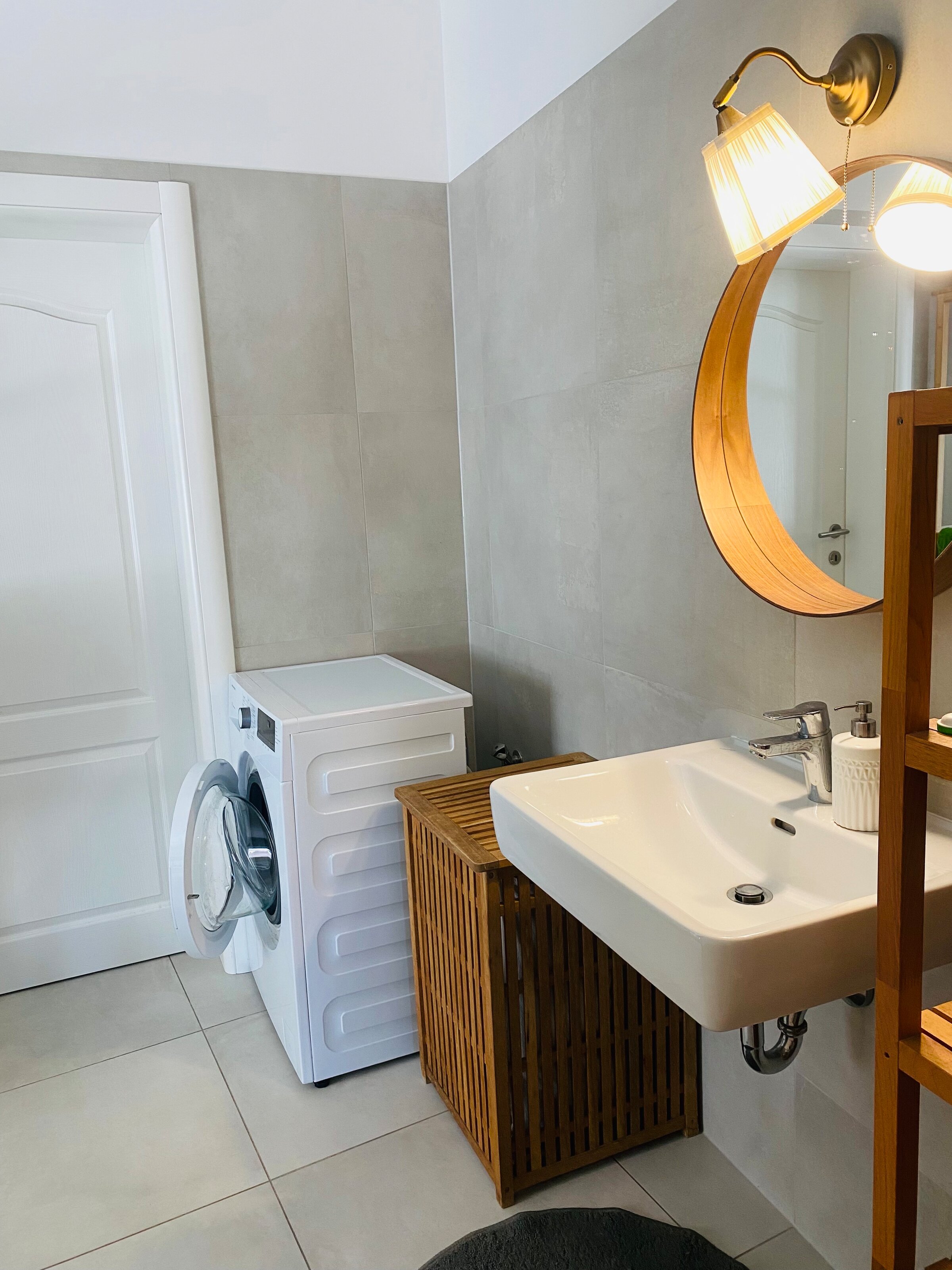 Bad mit Badewanne, Dusche & Waschmaschine | © Birgit Koblinger