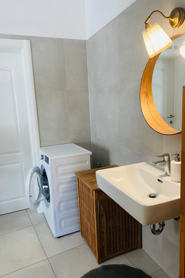 Bad mit Badewanne, Dusche & Waschmaschine | © Birgit Koblinger