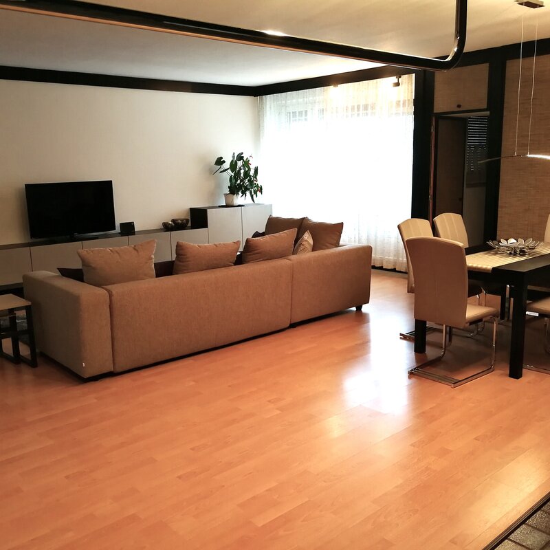 Heller Wohnbereich mit Sofa & Esstisch – 4-Zimmer Wohnung, Kurzzeitmiete & Wohnen auf Zeit für 1 bis 6 Monate, Wien
