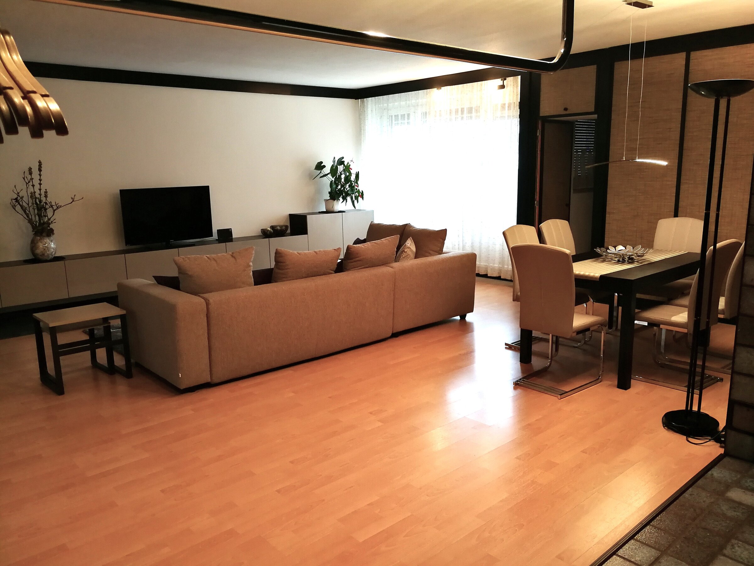 Heller Wohnbereich mit Sofa & Esstisch – 4-Zimmer Wohnung, Kurzzeitmiete & Wohnen auf Zeit für 1 bis 6 Monate, Wien