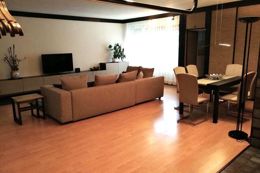 Heller Wohnbereich mit Sofa & Esstisch – 4-Zimmer Wohnung, Kurzzeitmiete & Wohnen auf Zeit für 1 bis 6 Monate, Wien