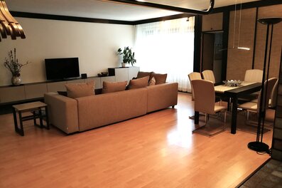 Heller Wohnbereich mit Sofa & Esstisch – 4-Zimmer Wohnung, Kurzzeitmiete & Wohnen auf Zeit für 1 bis 6 Monate, Wien