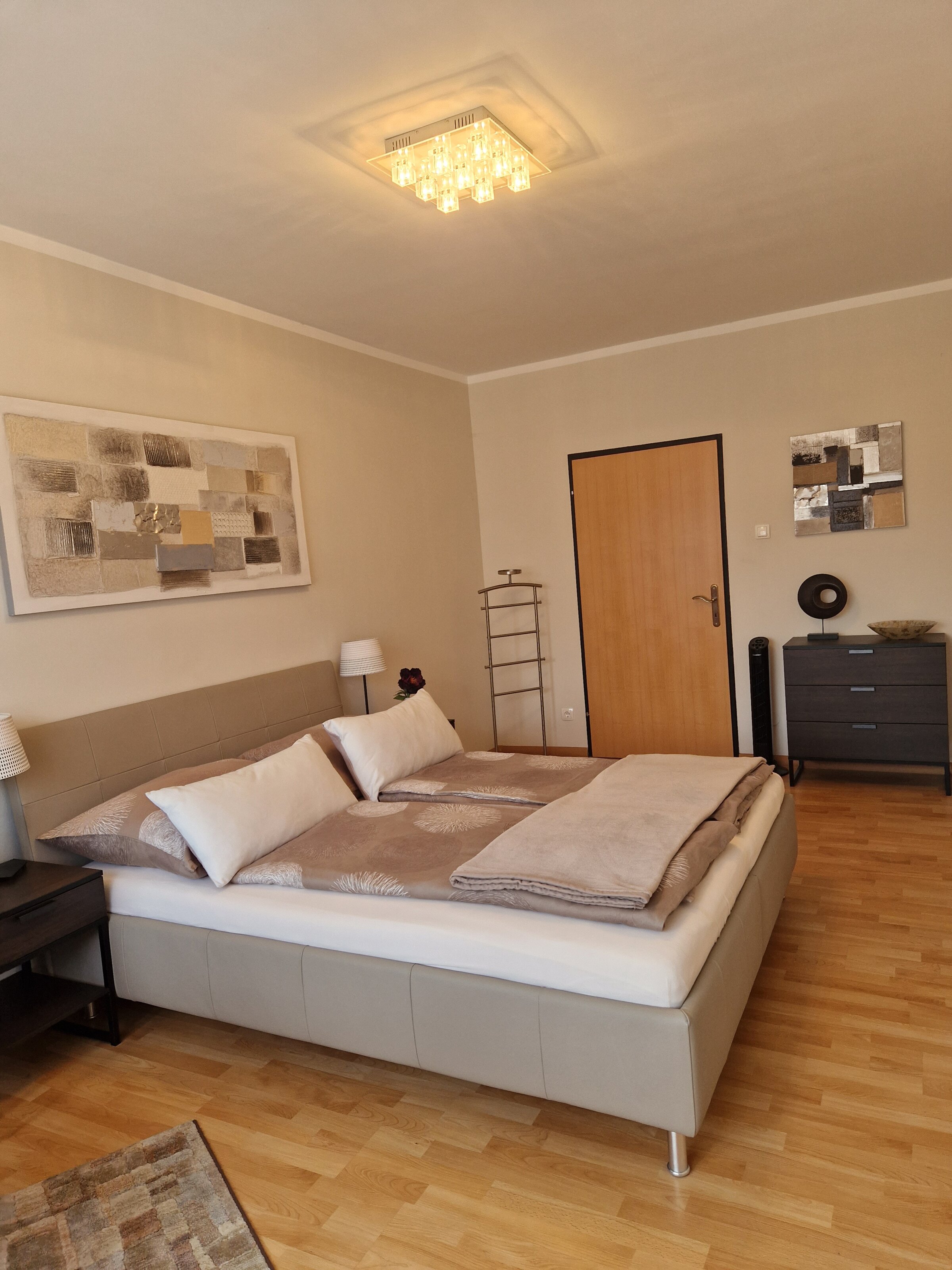 Schlafzimmer 1